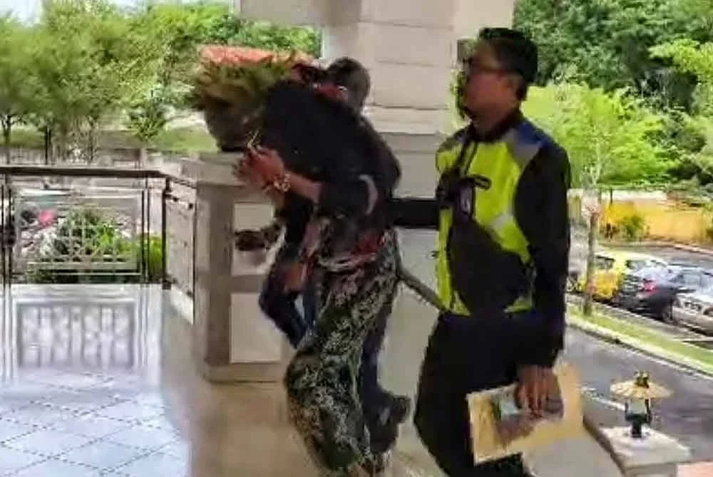 Muhammad Nabil (tengah) ketika dibawa ke Mahkamah Tinggi Syariah Melaka atas tuduhan liwat pada Rabu.