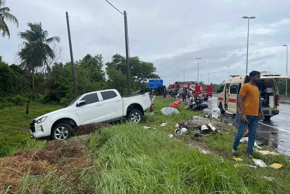 Seorang wanita maut, manakala suami dan dua anak mereka mengalami kecederaan selepas motosikal ditunggangi dilanggar sebuah lori ketika berhenti membantu mangsa kemalangan dekat Jalan Kampung Kayan, Sitiawan pada Rabu. - Foto: Bomba Perak