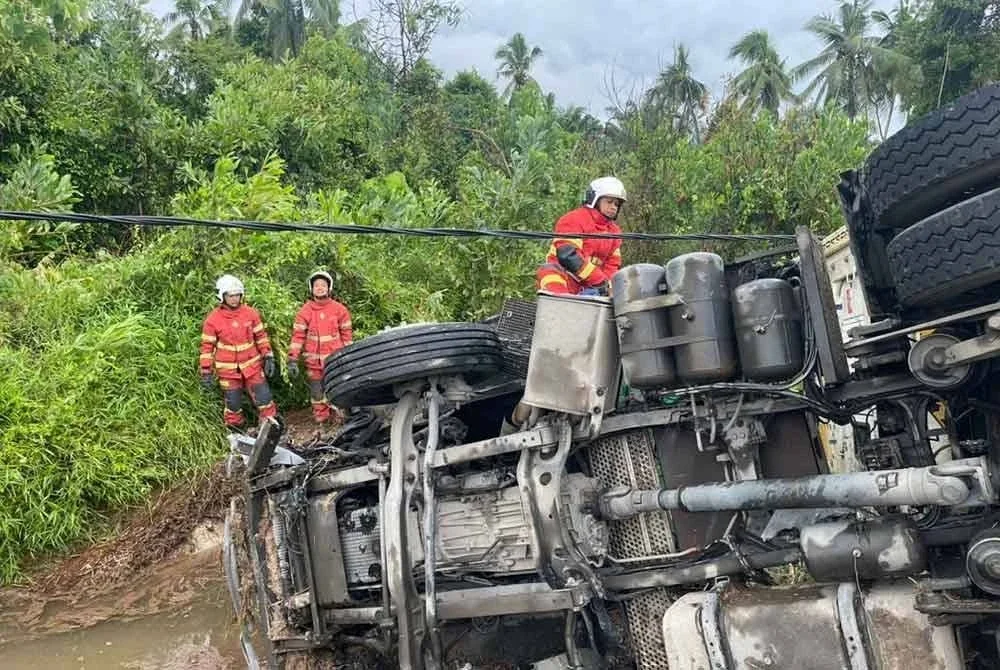 Anggota bomba melaksanakan size-up dan mengaplikasikan konsep SAVER, mengarahkan anggota menggunakan peralatan hydraulic untuk mengeluarkan mangsa.