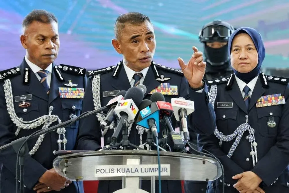 Fadil (tengah) mengingatkan mana-mana individu yang didapati membawa atau memiliki objek berbahaya tanpa kebenaran akan diambil tindakan tegas.