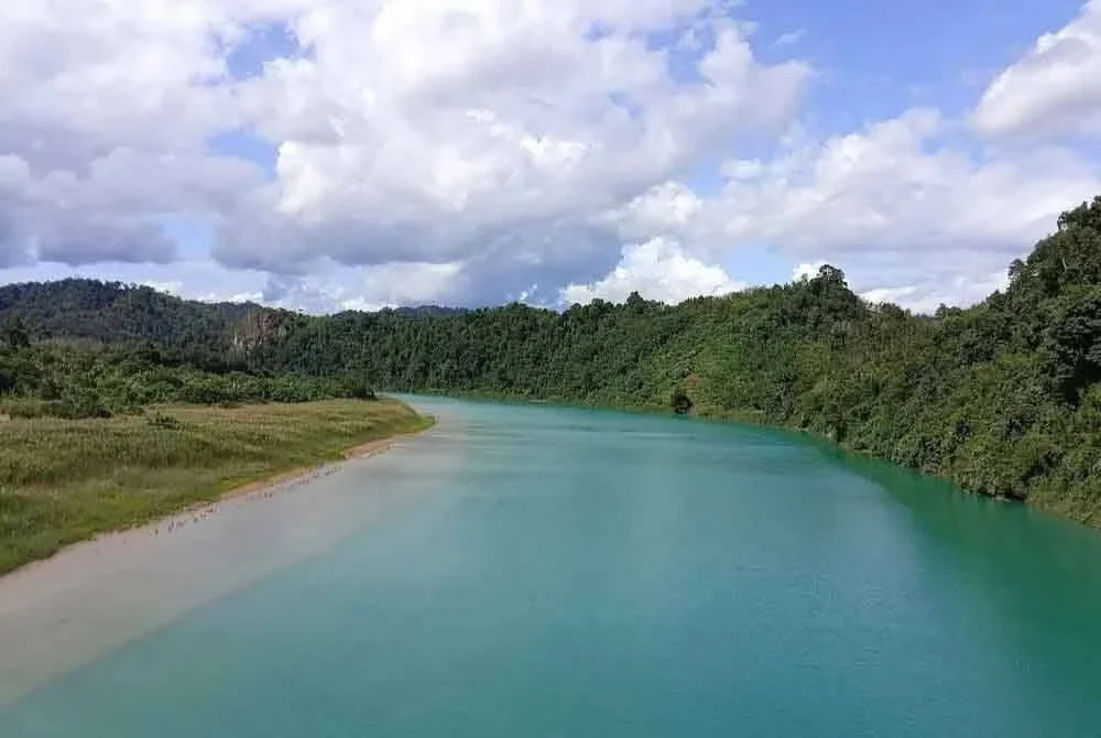 Tular di media sosial mengenai perubahan warna air di hulu Sungai Perak dekat Kampung Sungai Papan, Gerik yang didapati bertukar menjadi biru seperti air laut. Foto Media Sosial