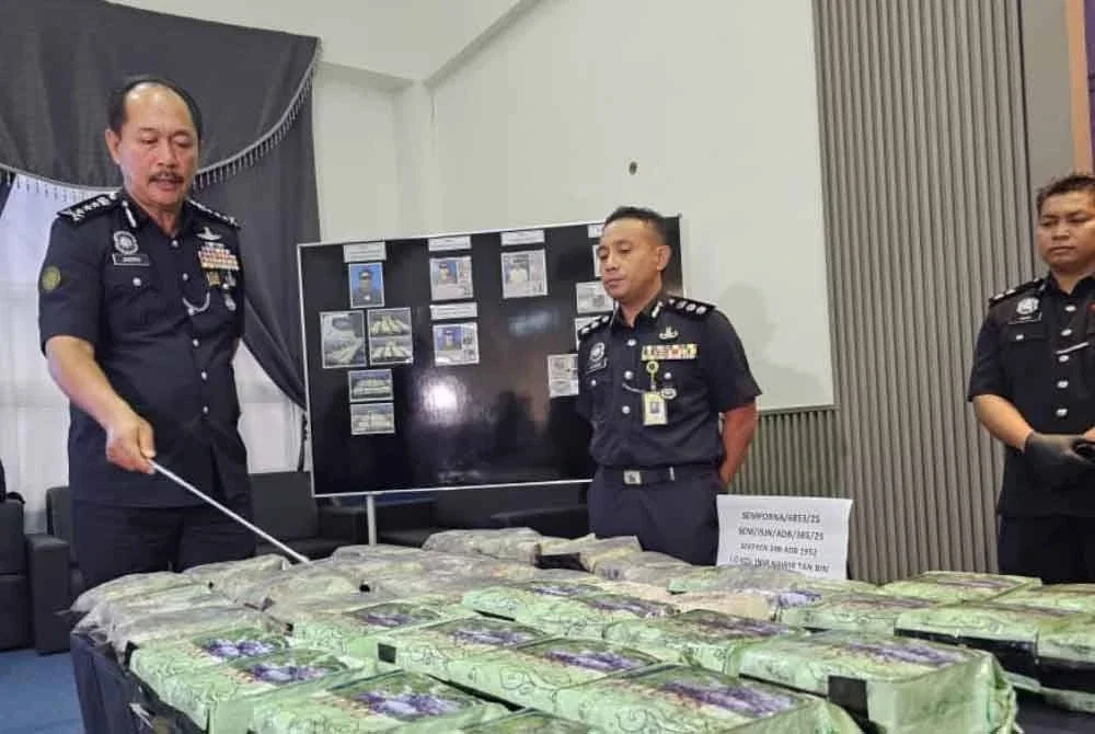 Jauteh menunjukkan syabu yang dirampas dalam enam kes berasingan di sekitar Sabah.