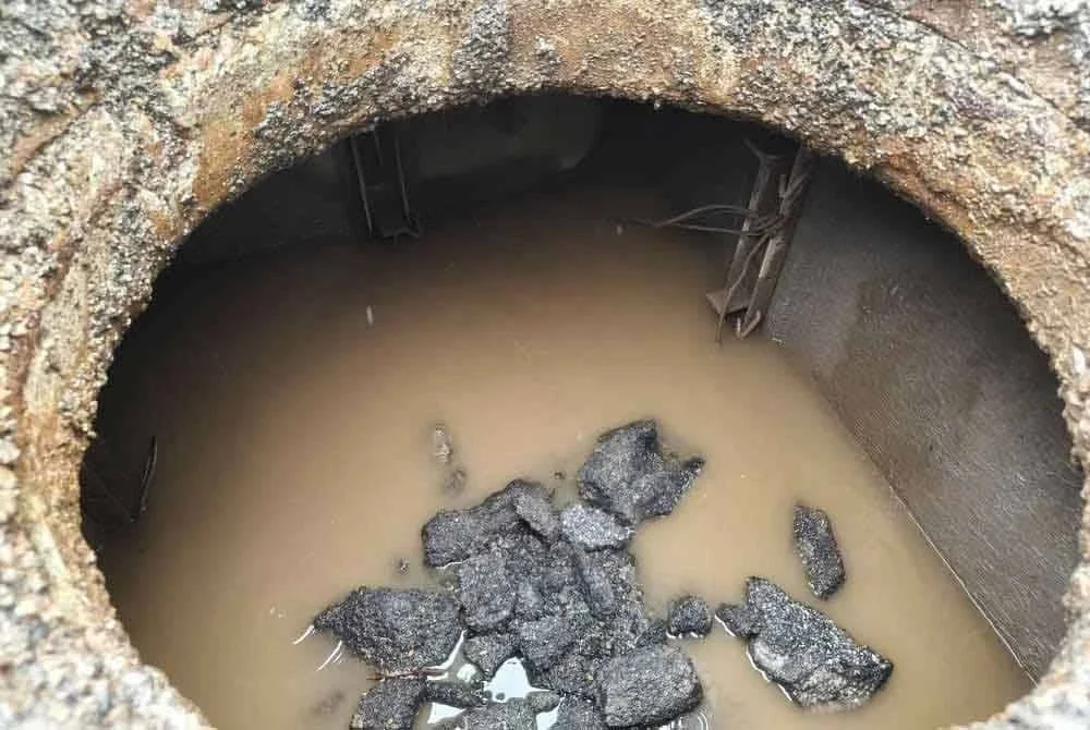 Sebuah penutup telekomunikasi tenggelam ke dalam lubang di Jalan Larut petang Rabu, dipercayai akibat penutup besi berkenaan yang telah berkarat dan reput.