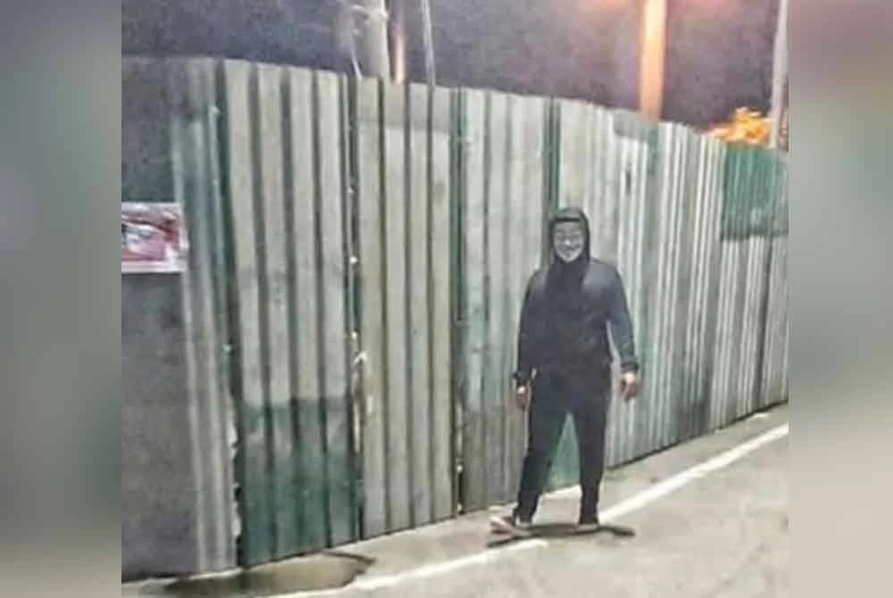 Rakaman video tular memaparkan seorang individu bertopeng.