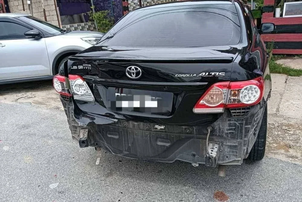 Antara kenderaan yang dilanggar oleh lori pembancuh simen dalam kejadian di Jalan Raja Perempuan Zainab 2, Kubang Kerian, Kota Bharu pada Rabu. Foto: JBPM