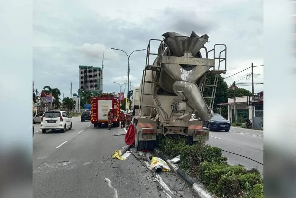 Keadaan lori pembancuh simen selepas kemalangan di Jalan Raja Perempuan Zainab 2, Kubang Kerian, Kota Bharu pada Rabu. Foto: JBPM