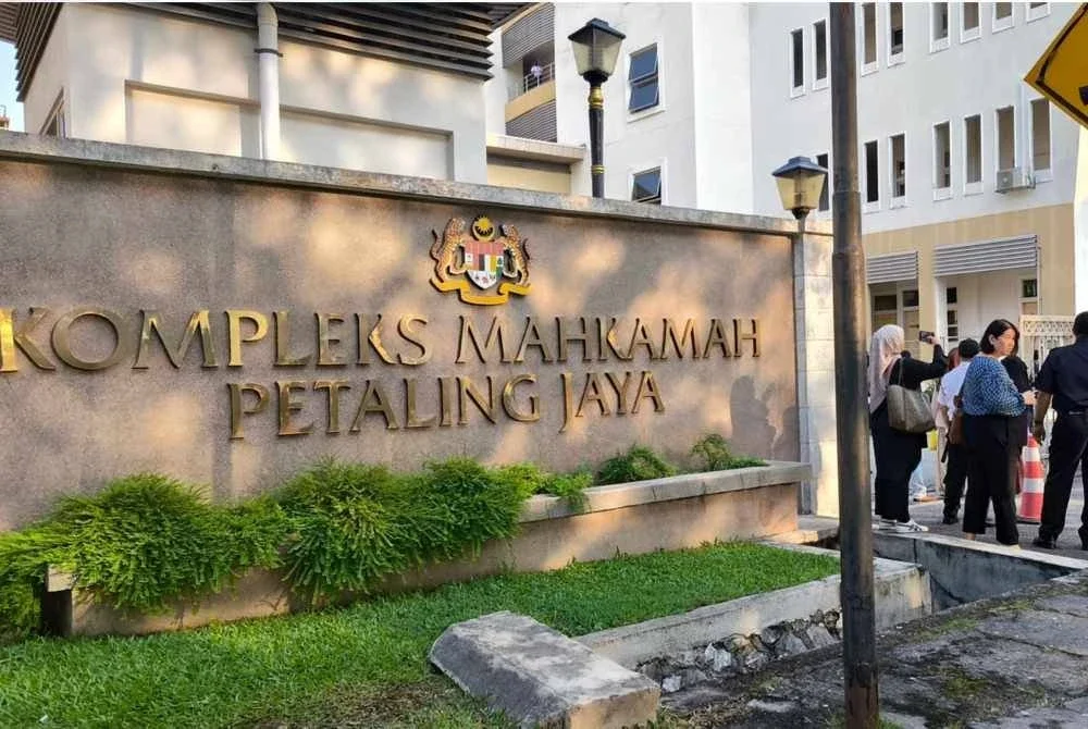 Dua lelaki mengaku tidak bersalah di Mahkamah Sesyen Petaling Jaya pada Rabu atas dua pertuduhan berhubung kelengkapan komunikasi yang tidak diperakui dan menyebabkan gangguan telekomunikasi, tahun lalu. Gambar hiasan