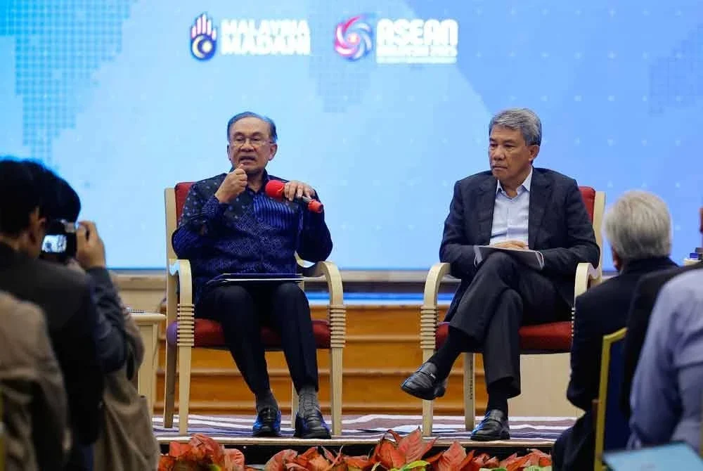 Anwar (kiri) bersama Menteri Luar Negeri, Datuk Seri Mohamad Hasan pada Majlis Taklimat Perdana Menteri Bersama Ketua-ketua Pengarang Media Tempatan dan Antarabangsa di Kementerian Kewangan, Putrajaya pada Rabu. Foto Bernama