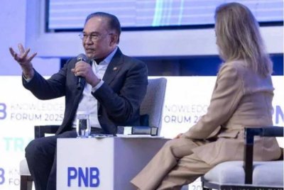 Anwar turut mengimbau kenangan ketika dipenjara, memperlihatkan jurang ketara antara golongan kaya dan miskin dalam menghadapi sistem keadilan. Gambar Astro AWANI