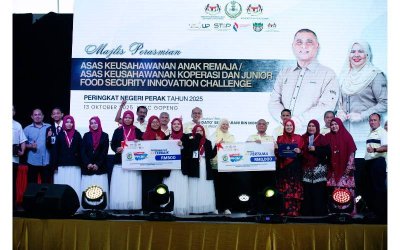  Saarani (hadapan, empat dari kanan) menyampaikan hadiah kepada Koperasi SMK Rungkup selepas dinobatkan sebagai johan sempena Pertandingan AKAR dan AKSI Peringkat Negeri Perak 2025 di RTC Perak di sini baru-baru ini.