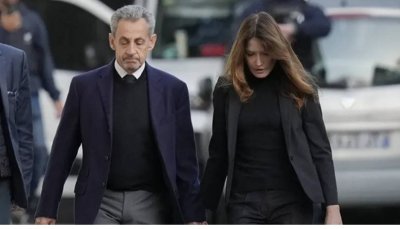 Nicolas Sarkozy bersama isterinya, Carla Bruni-Sarkozy.