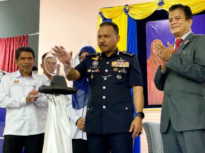 Mohd Yusoff (dua dari kanan) merasmikan Program Citra Remaja Unggul di Sekolah Menengah Kebangsaan (SMK) Ismail Petra, Kota Bharu pada Rabu. Foto:SINAR HARIAN/HAZELEN LIANA KAMARUDIN