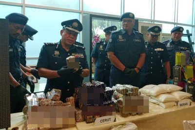 Mohamad Azhar menunjukkan antara barangan dirampas pihaknya dalam siri operasi dijalankan.