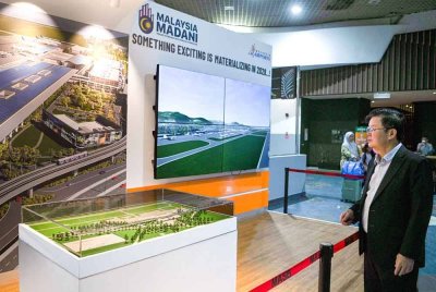 Kon Yeow meneliti pelan Projek Pembesaran LTAPP ketika turun meninjau ruang legar LTAPP di Bayan Lepas, Pulau Pinang pada Rabu.