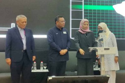 Noraini (dua dari kanan) sambil diperhatikan Timbalan Naib Cancelor (Hal Ehwal Pelajar UiTM, Profesor Dr Mohd Sazili Shahibi (dua dari kiri) ketika melakukan simbolik perasmian semasa Program Executive Talk di Hospital Al-Sultan Abdullah, UiTM Puncak Alam pada Rabu.