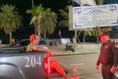 Suspek yang ditahan polis di Jalan Pantai Pattaya. - Foto: Agensi