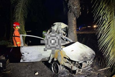 Dua individu termasuk seorang anggota tentera dan calon SPM rentung selepas kereta dinaiki mereka terbabas dan terbakar di Kilometer 32 Jalan Tanjung Balau–Sedili, Kota Tinggi awal pagi Rabu. Foto bomba