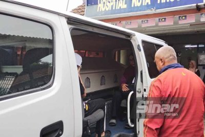 Kasmaazleena mengiringi jenazah anaknya, Muhammad Daniel yang akan dikebumikan di Tanah Perkuburan Islam Felda Bukit Aping Barat pada Rabu.
