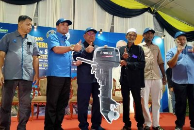 Mohd Zolkafly (tiga dari kiri) menyempurnakan penyerahan bantuan di bawah Program Insentif/Bantuan Peralatan Penangkapan Ikan sempena Program Pemerkasaan Persatuan Nelayan dan Kelestarian Sumber Laut di Jeti LKIM Sungai Kerang, Sungai Tinggi di sini pada Rabu.