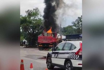 Lori yang dibakar di hadapan SK Padang Air, Kuala Nerus selepas pemiliknya enggan memberi kerjasama kepada anggota JPJ Terengganu untuk menyita kenderaan tersebut.