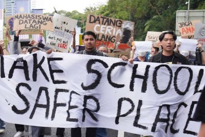 Gabungan NGO, pelajar dan orang awam berhimpun di hadapan Parlimen pada Rabu di bawah panji Sekretariat Sekolah Selamat, sebuah gabungan yang memperjuangkan keselamatan sekolah melalui advokasi dan gerakan masyarakat.