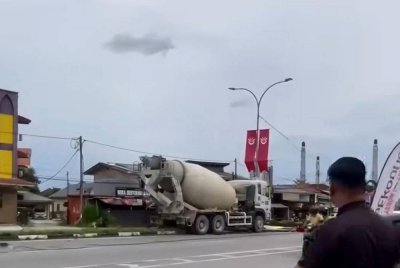 Seorang pemandu lori pembancuh simen maut dipercayai terkena serangan jantung sehingga menyebabkan kenderaan itu hilang kawalan lalu merempuh beberapa buah kereta serta tiang lampu di Jalan Raja Perempuan Zainab 2, Kubang Kerian, Kota Bharu pada Rabu.