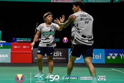 Ee Wei (kiri) - Tang Jie mara ke Pusingan Kedua Terbuka Perancis Super 750 pada Rabu. Foto BAM