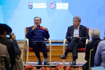 Anwar (kiri) bersama Menteri Luar Negeri, Datuk Seri Mohamad Hasan pada Majlis Taklimat Perdana Menteri Bersama Ketua-ketua Pengarang Media Tempatan dan Antarabangsa di Kementerian Kewangan, Putrajaya pada Rabu. Foto Bernama