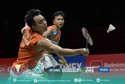 Roy King (kiri) -Wan Arif mara ke pusingan kedua Terbuka Perancis Super 750 pada Rabu. Foto BAM