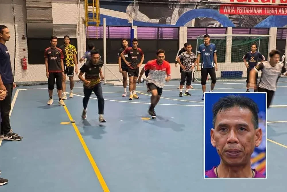 Zuleffendi (kiri) menjalani latihan bersama pemain lain semasa sesi latihan pusat di Bukit Jalil. Foto PSM (Gambar kecil: Ahmad Jais)