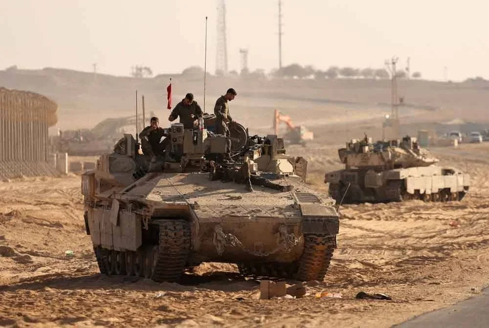 Tentera Israel berkawal berhampiran pagar sempadan Gaza susulan perjanjian gencatan senjata yang mula berkuat kuasa 10 Oktober lalu. Foto AFP