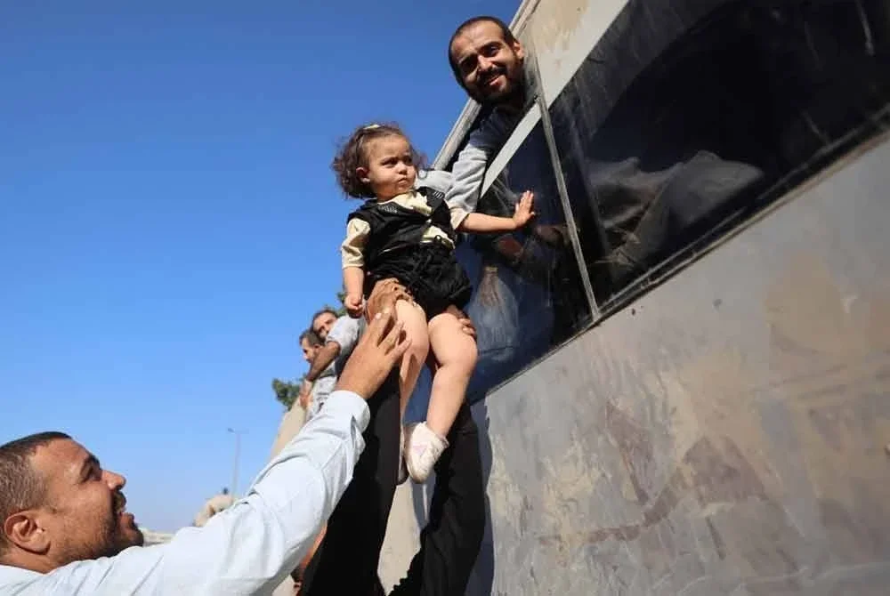 Tahanan Palestin disambut ahli keluarga selepas dibebaskan bawah perjanjian gencatan senjata di Khan Yunis. Foto AFP