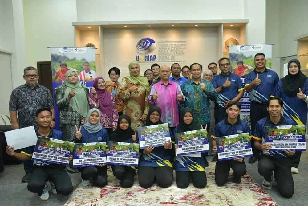 Nazmizan (barisan belakang, dua dari kanan) bersama Zaliman dan Salwa, atlet serta tetamu selepas majlis di UniMAP.