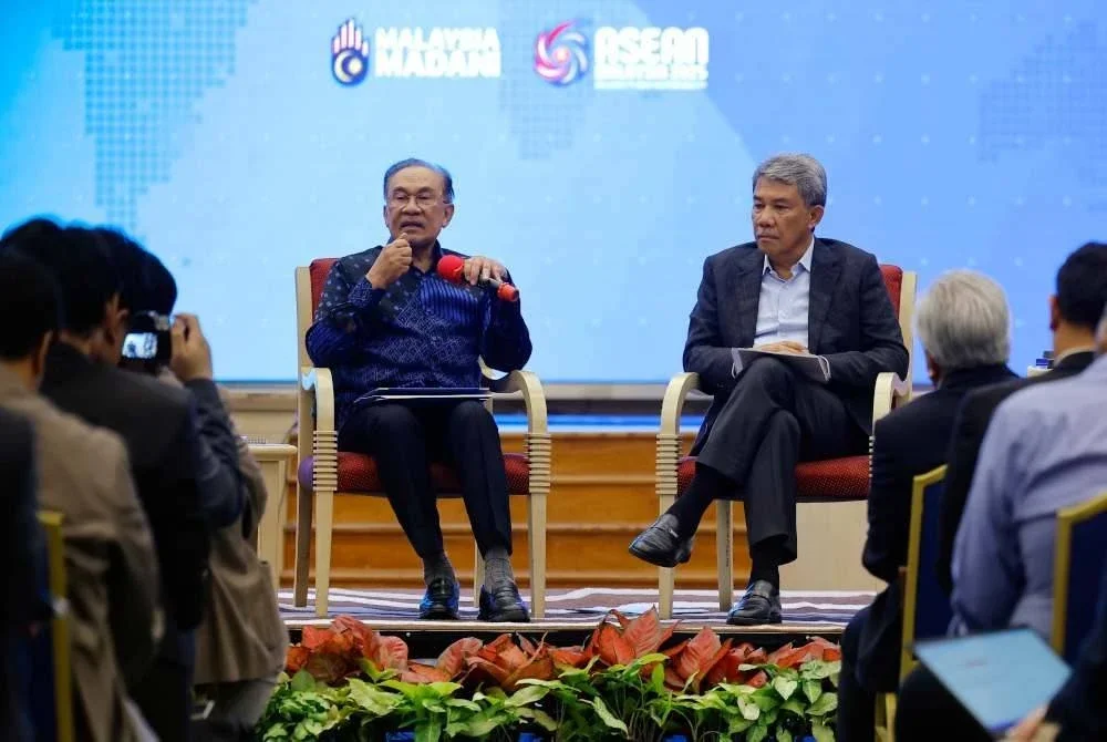 Anwar bersama Menteri Luar Negeri Datuk Seri Mohamad Hasan pada Majlis Taklimat Perdana Menteri Bersama Ketua-ketua Pengarang Media Tempatan dan Antarabangsa di Kementerian Kewangan semalam.