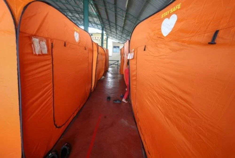 Seramai 50 penduduk Kampung Huma, Tanjung Dawai dipindahkan ke PPS Sekolah Jenis Kebangsaan Cina Choong Cheng akibat banjir air pasang besar, semalam. Gambar hiasan