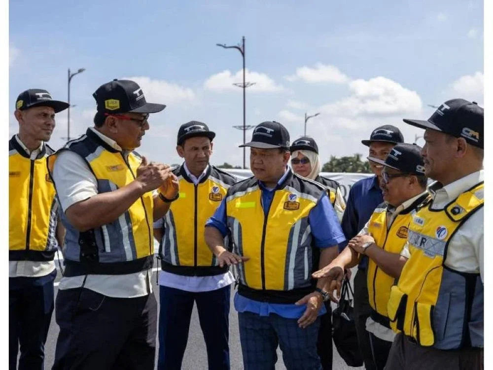 Alexander (tiga dari kanan) ketika tinjauan kerja–kerja keselamatan cerun dan pembaikan jalan