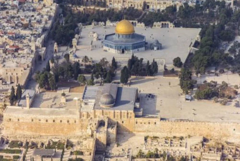 Pemandangan dari udara menunjukkan Masjid Al-Aqsa dan Kubah Batu (Dome of the Rock) yang terletak di pekarangan kompleks suci al-Haram al-Sharif di Baitulmaqdis. Foto AFP
