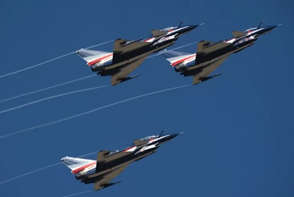 Pesawat J-10 milik Tentera Udara Pembebasan Rakyat China (PLAAF) terbang dalam formasi rapat pada 24 November 2015. Foto AFP