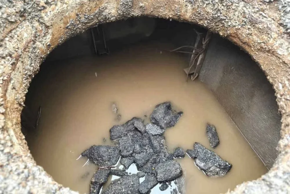 Dalam kejadian pada petang Rabu, penutup lurang telekomunikasi ini telah tenggelam kerana reput.