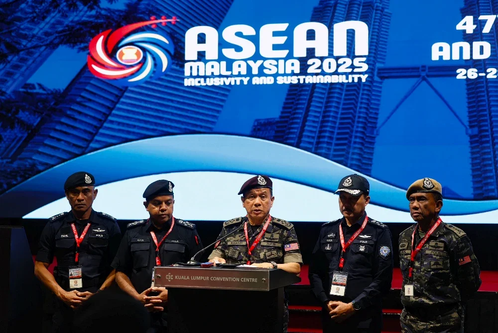 Mohd Khalid (tengah) mengadakan sidang akhbar selepas menghadiri raptai delegasi menjelang penganjuran Sidang Kemuncak ASEAN ke-47. Foto Bernama