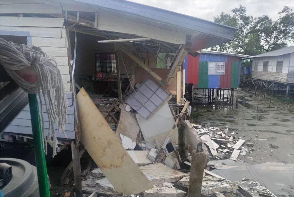 Sebahagian struktur rumah yang roboh dalam kejadian di perkampungan atas air di Kampung Tanjung Aru Lama, Kota Kinabalu pada Khamis.