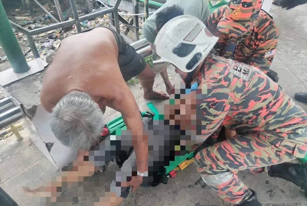 Salah seorang mangsa cedera akibat dihempap dalam kejadian rumah roboh di perkampungan atas air di Kampung Tanjung Aru Lama, Kota Kinabalu.