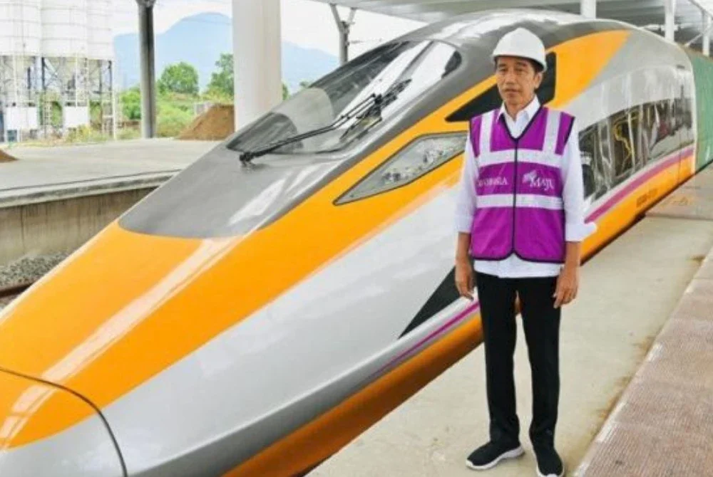 Jokowi didakwa meneruskan projek tersebut walaupun terdapat kebimbangan mengenai kos yang meningkat dan dakwaan manipulasi kewangan. Foto Agensi