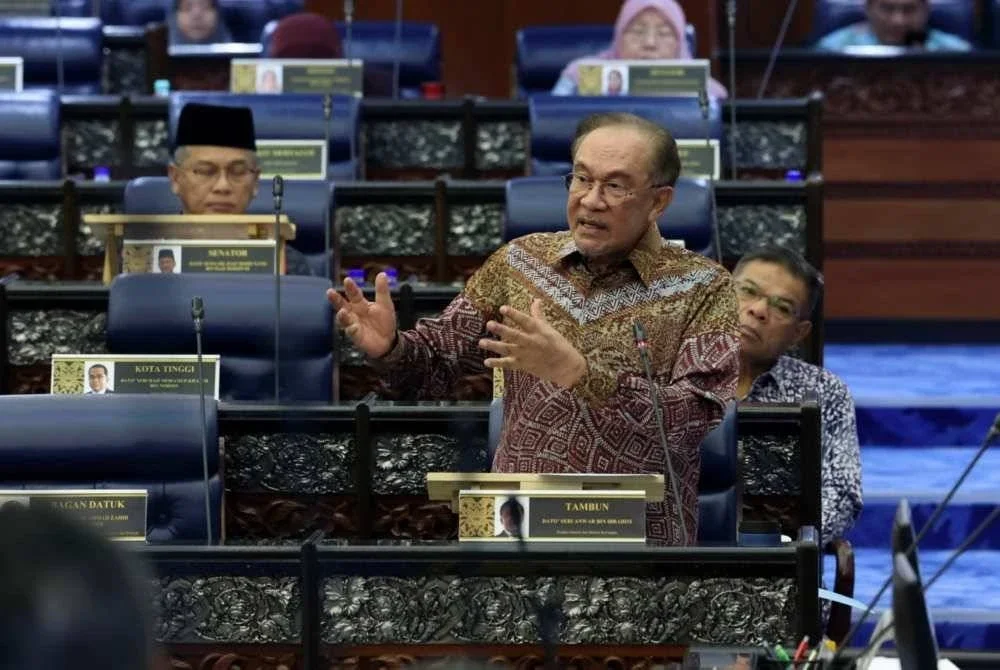 Anwar bercakap pada Mesyuarat Ketiga Penggal Ketiga, Parlimen ke-15 Dewan Rakyat di Bangunan Parlimen hari ini. - Foto: Bernama