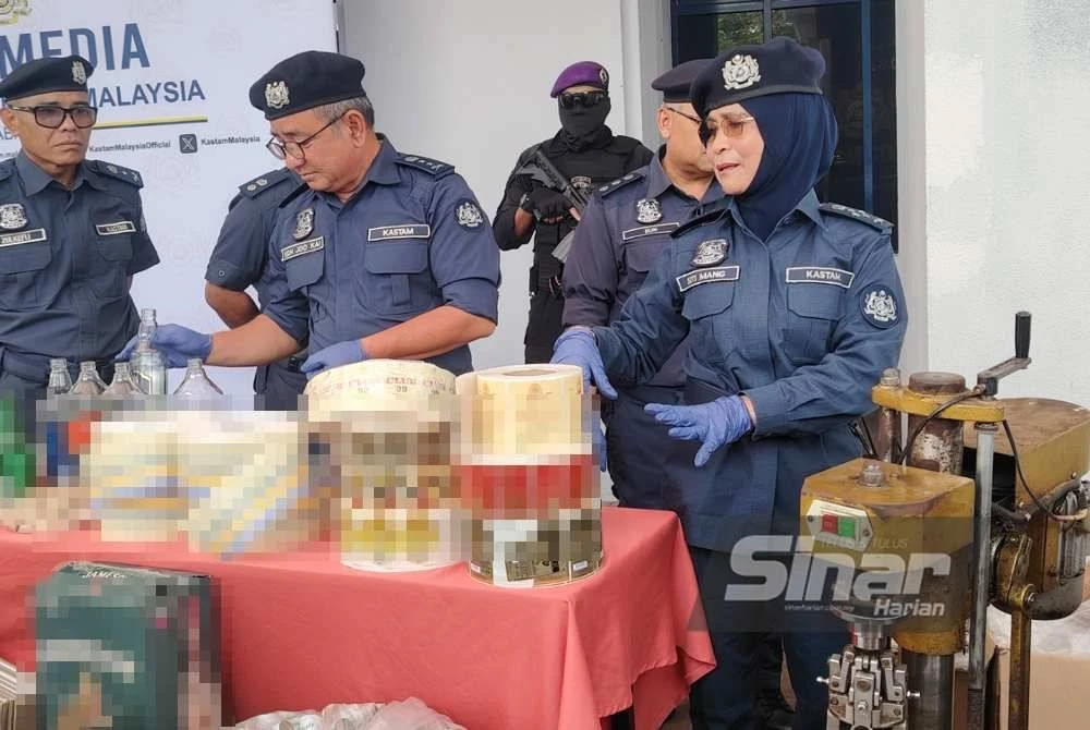 Siti menunjukkan label yang digunakan pada minuman keras tiruan yang dirampas JKDM 15 Oktober lalu. Foto Sinar Harian - MOHD HALIM ABDUL WAHID