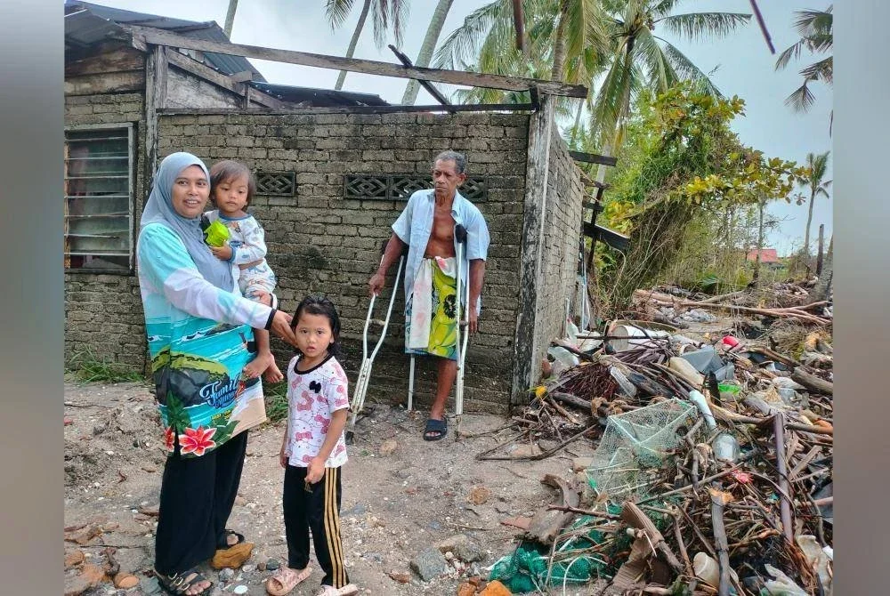 Rozita dan bapa mentua, Ramli melihat keadaan hakisan di Kampung Huma, Tanjung Dawai.