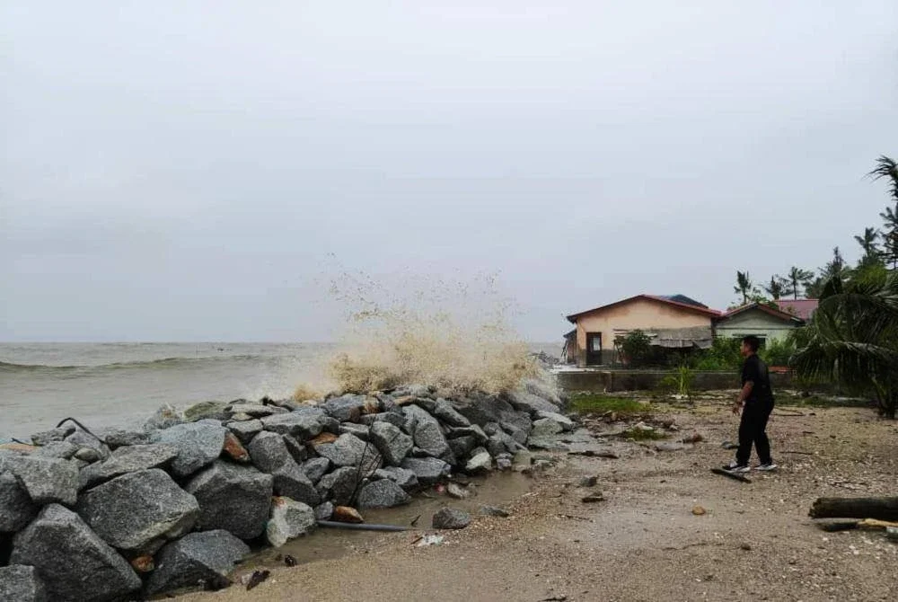 Ombak kuat menghempas rumah penduduk Kampung Huma Tanjung Dawai.