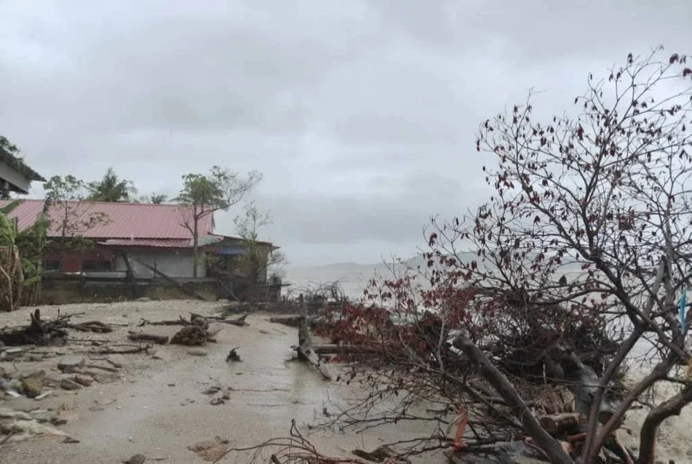 Rumah penduduk berisiko dihanyutkan akibat hakisan.