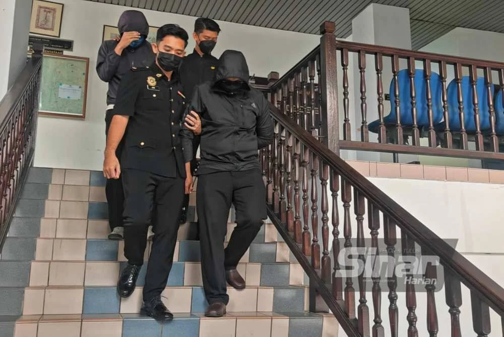 Dua anggota polis yang didakwa rasuah dibawa keluar dari Mahkamah Sesyen Melaka pada Khamis.