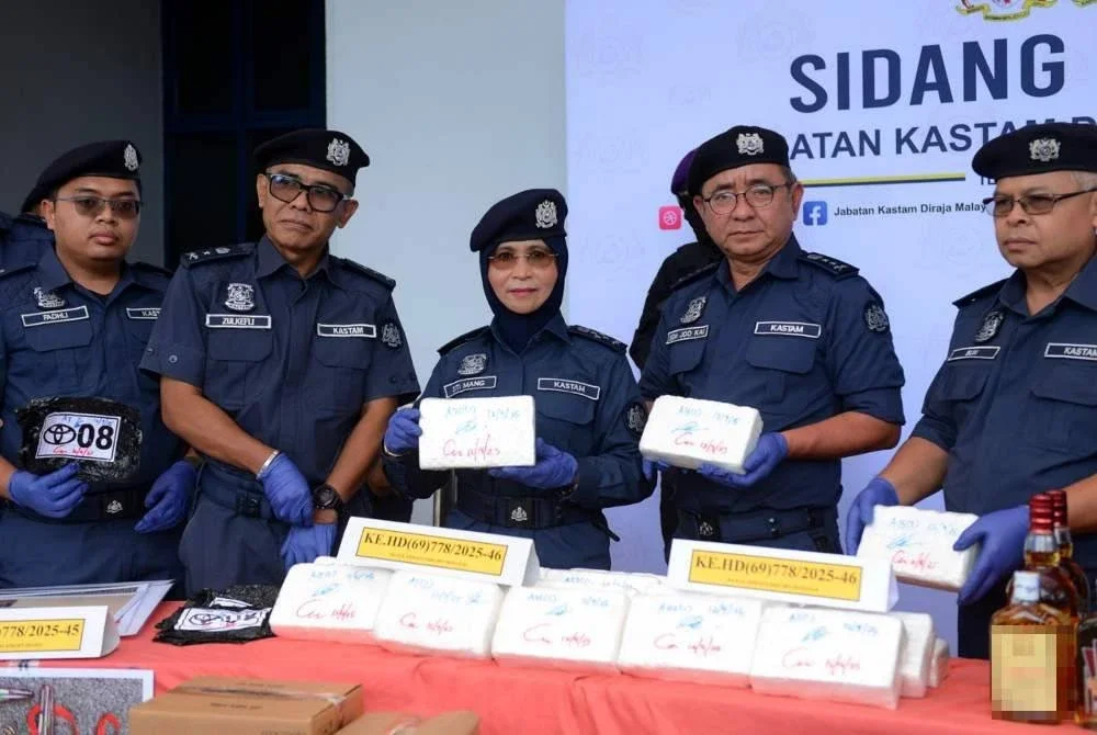 Siti menunjukkan dadah jenis kokain yang dirampas JKDM di Pelabuhan Klang, September lalu.
Foto: MOHD HALIM ABDUL WAHID